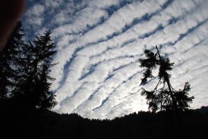 Traînée de nuages dans le ciel alpin