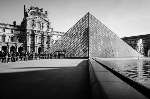 Pyramide du Louvre by Logitw